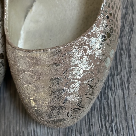 Kelsi Dagger Super fun Gold/Tan Suede Pumps - Picture 7 of 8